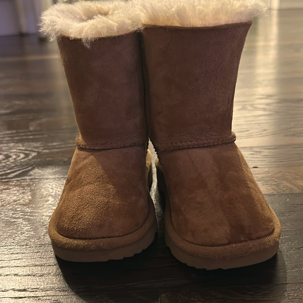 Ugg girls classic bowtie size 8T